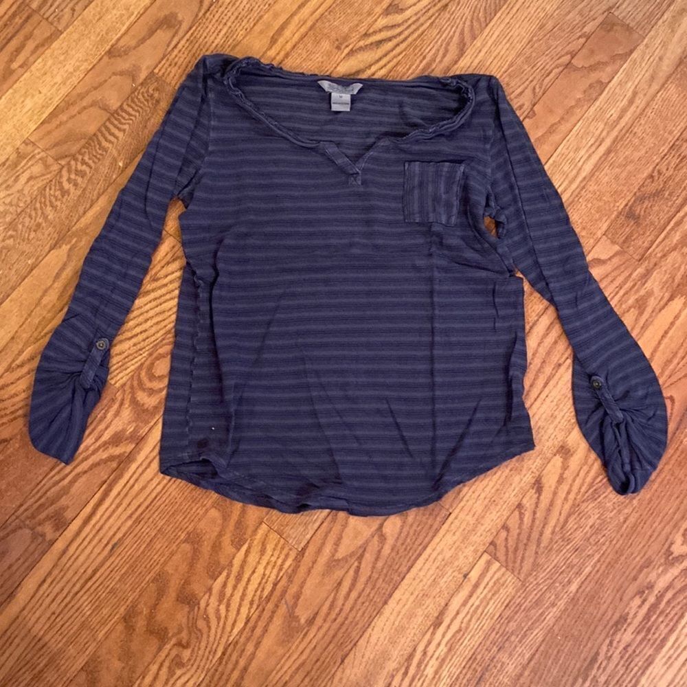 Lucky brand size M soft shirt, with pocket on the front dark bluish gray color